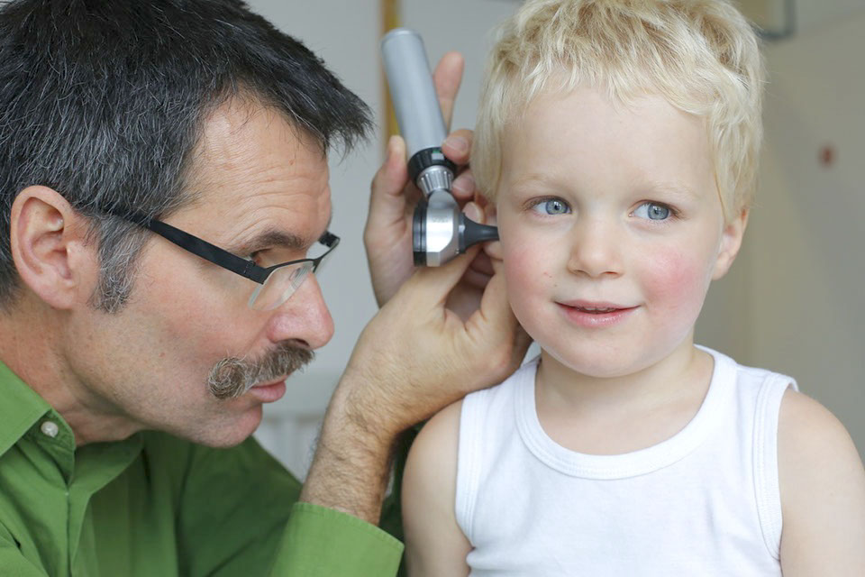 Dr. Brunnhölz bei der Arbeit in der Kinderarztpraxis Pasing