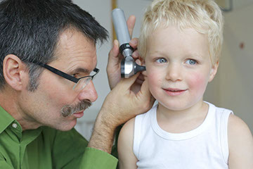 Dr. Brunnhölz bei der Arbeit in der Kinderarztpraxis Pasing