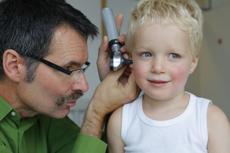 Dr. Grimberg in der Kinderarztpraxis Pasing