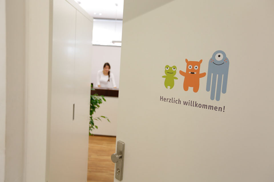 Dr. Grimberg in der Kinderarztpraxis Pasing