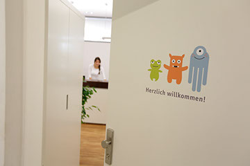 Dr. Grimberg in der Kinderarztpraxis Pasing