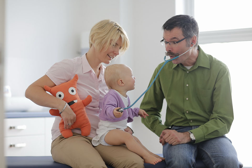 Dr. Grimberg in der Kinderarztpraxis Pasing