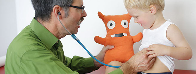 Dr. Grimberg in der Kinderarztpraxis Pasing