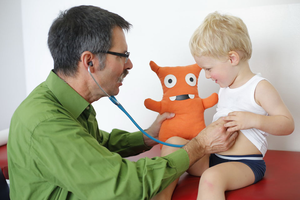 Dr. Grimberg in der Kinderarztpraxis Pasing