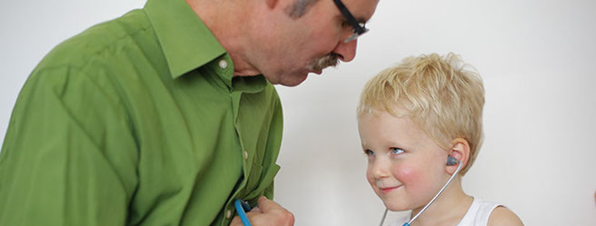 Dr. Grimberg in der Kinderarztpraxis Pasing