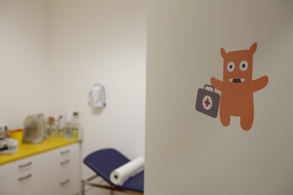 Dr. Grimberg in der Kinderarztpraxis Pasing